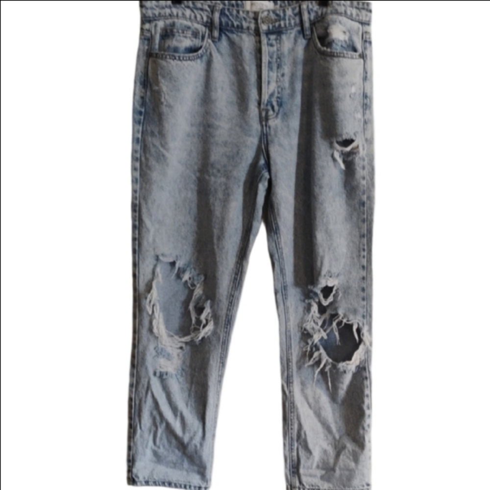 Hidden Size 31 Relaxed Light Wash Distressed Jeans. Great For Summer..